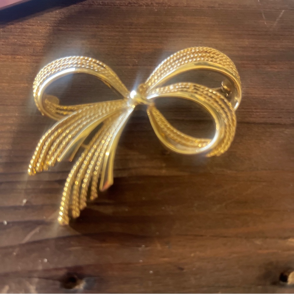Adorable Gold Tone Bow Pin Napier Costume Jewelry